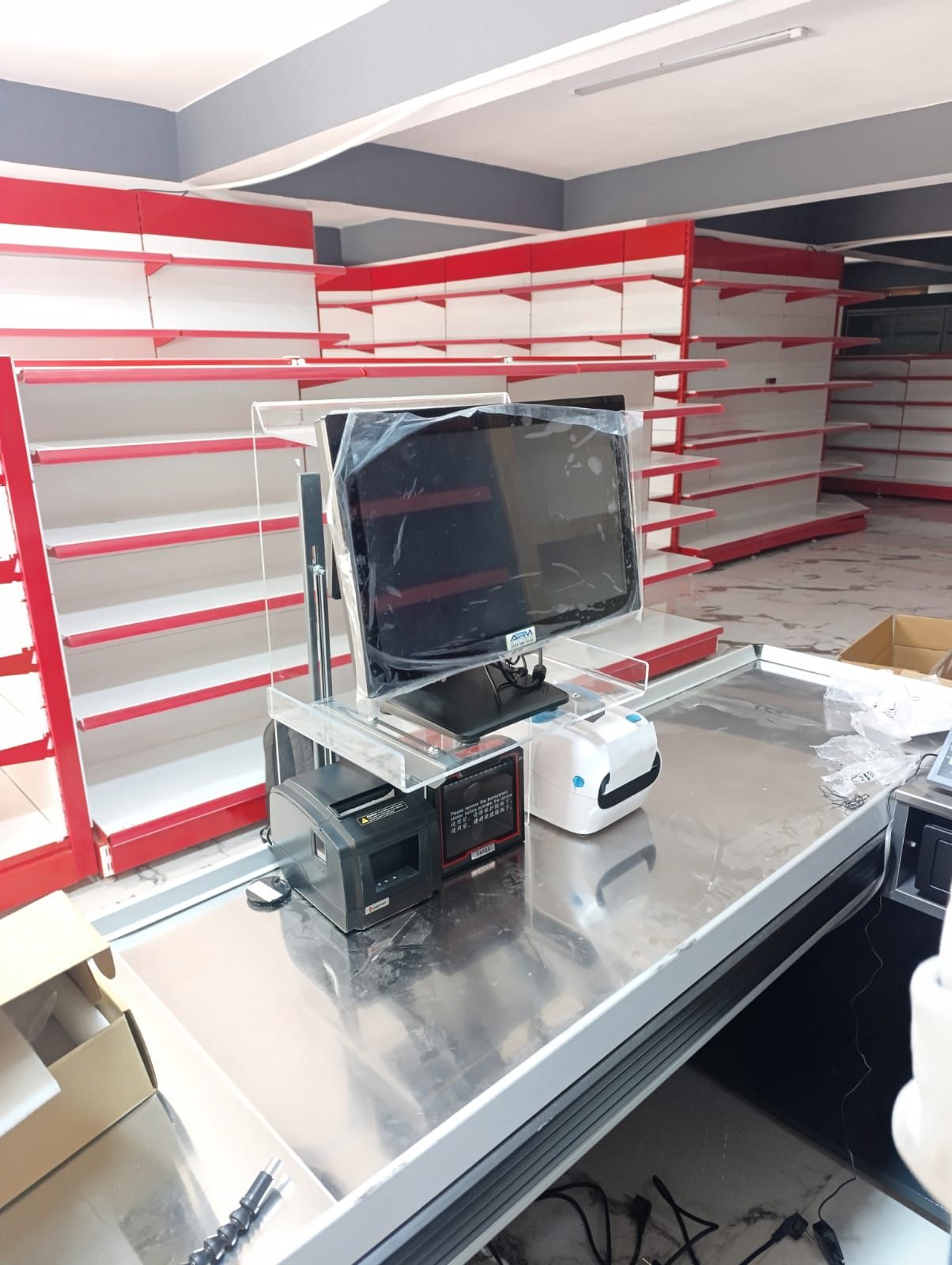 Yeni mağaza tezgahında POS ekranı, fiş yazıcı, barkod okuyucu ve etiket yazıcı kurulumu